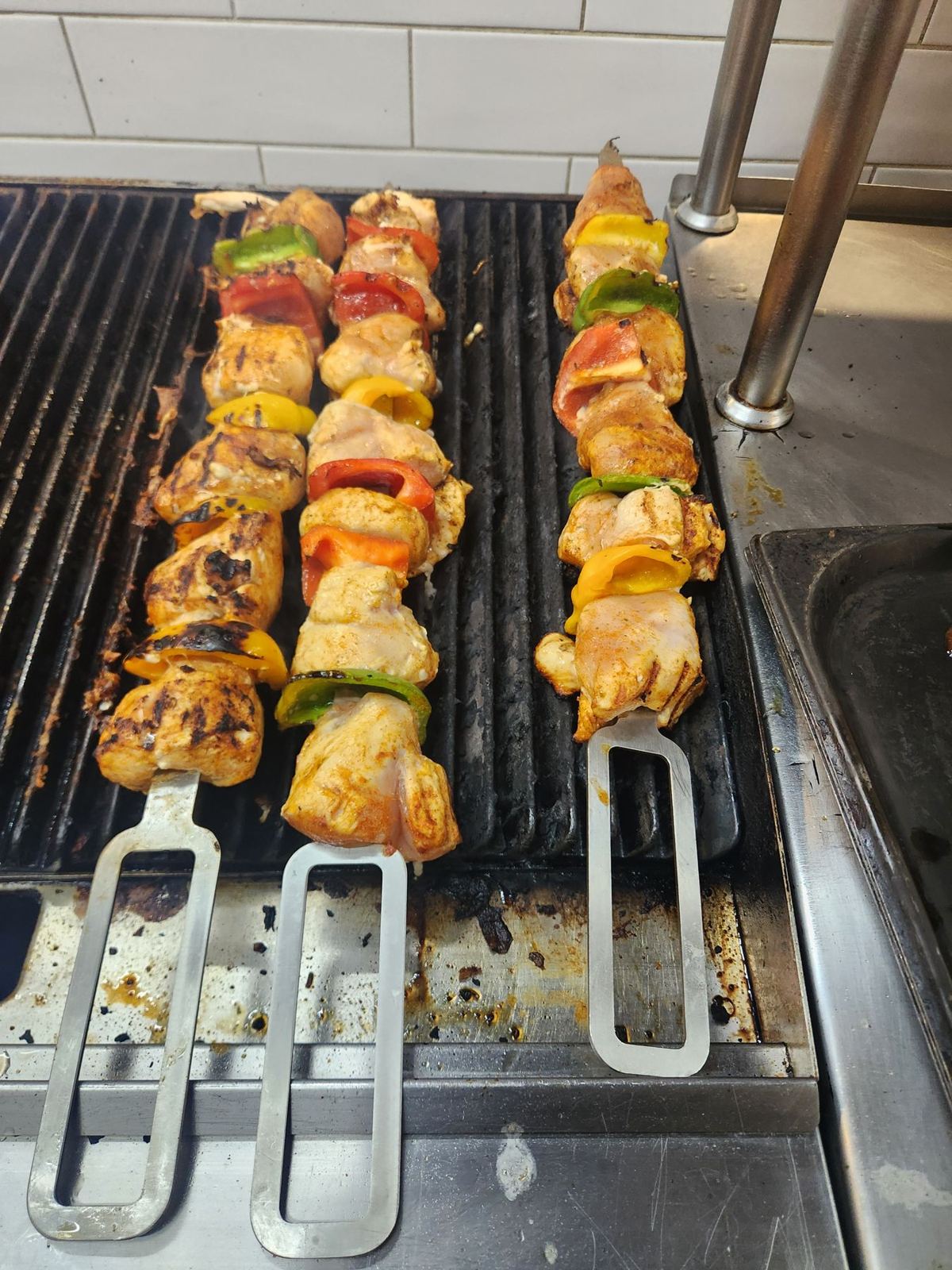 Chicken and pepper kebabs on a grill
